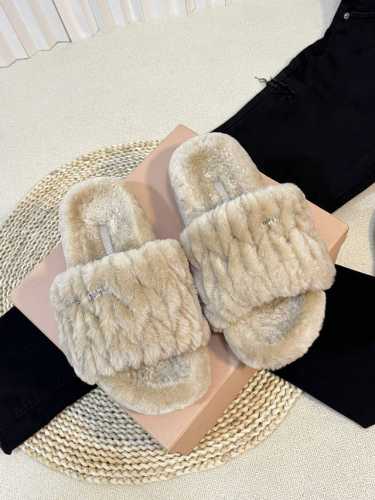 出厂 Miumiu 缪缪23新款 毛拖 高品质闭眼入！加厚真毛踩上去更加柔软舒服，采用进口皮毛一体羊羔毛 内里毛里 银色五金扣 原版高密度发泡底 Size:#