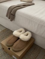 工厂价 Ugg.塔次特 秋冬街边感雪地靴 一秒进入氛围感』 超模们的选择 极简每天都要温暖又时髦 想美式雅痞腔调 韩里韩气 全都可以呀！ 隆丰a级羊皮毛一体材质