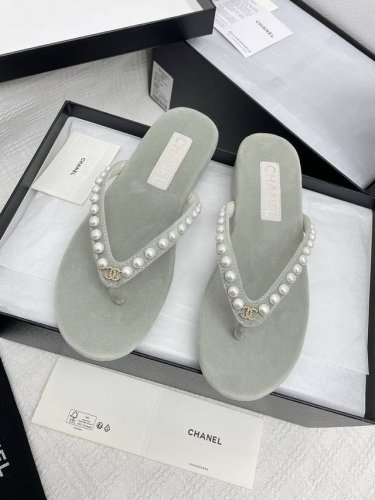 350代购级Chanel~~香奈儿2025春夏季最新款人字拖…夹趾拖鞋…沙滩凉鞋 小香风爆款夹趾人字拖鞋~~无法抗拒的可爱小双C水钻金属Logo点缀，加上毛绒绒