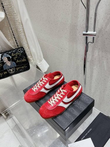 Dries Van Noten Dvn 复古德训鞋 Dries Van Noten 2024春夏系列 设计师通过改造、扭曲和颠覆经典元素，打造出实用而富有设计感