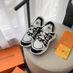 橙子出厂价 Louis Vuitton 路易威登 Lv休闲老爹鞋 弓形运动鞋 #饰扣版 大胆的前卫设计上富有个性的波浪形大底，风骚整个时尚圈，超符合新潮流新趋势