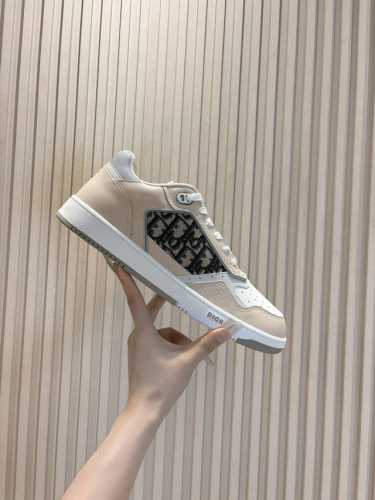Dior迪奥b27情侣款运动系列 现在市面炒得最火的一款休闲鞋：低帮款，高帮款，情侣款 Aj款没买到的宝宝们可以疯抢这双，因为这两双整体设计都有点相似 M多网红