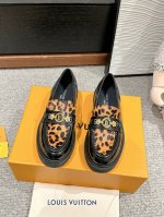 顶级品质Louis Vuitton Ss25 New Arrival～路易威登2025情侣款厚底乐福鞋Lv这款宽厚的鞋底，增高效果真的很不错，经典复古单品，搭配