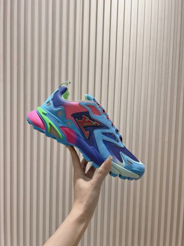 Lv Runner Tatic运动鞋 混合网格物和牛皮革制成的麂皮，延续跑鞋的设计精髓，瞩目亮相路易威 春夏秀场。1”V 字母和 Monogram 花卉点缀侧面