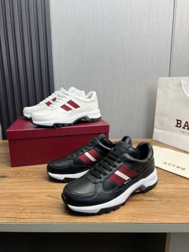 工厂价 Bally 巴利原单小牛皮撞色条纹饰带休闲运动鞋！ 这款系带的 Faster 跑鞋结合了进口麂皮和小牛皮侧面点缀着红色和白色的 Bally 丝带。Vib