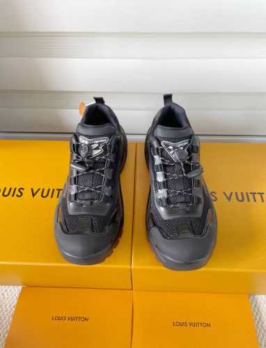 lv Runner Tatic 新款男士运动鞋 本款 Lv Runner Tatic 运动鞋融合网格织物面料和橡胶饰带等科技材质，呈现亮面效果，演绎传统登山鞋的
