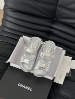 半拖 凉鞋 发泡大底版本 Chanel 25新魔术贴凉鞋版面！顶级对版货！所有的颜色我家都有！鞋面进口面料，垫脚内里羊皮，原版五金扣。均配专柜顶级包装！Size