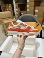 顶级版本原版复刻lv Trainer 运动鞋是路易威登艺术总监virgil Abloh对复古篮球鞋的解读，印花完美对称由不同色调打造外底饰有monogram花卉