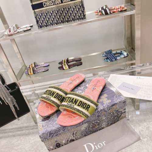 出厂： Dior春夏新款CD迪奥女士老花刺绣皮底拖鞋克里斯丁迪奥一直是华丽与高雅的代名词，在时尚殿堂一直是雄踞顶端特別值得一提的是：鞋底绣花图案，再現Chrst
