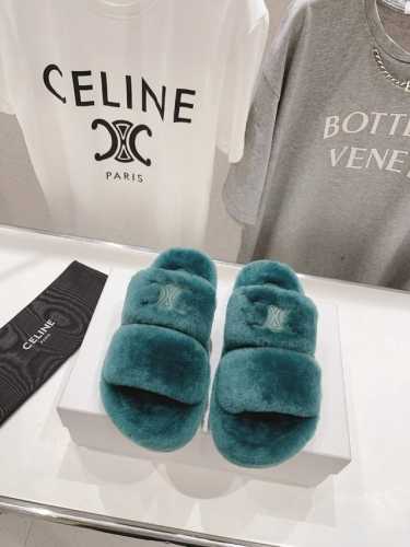 市场高版本 Celine 塞琳 2024新款羊毛拖鞋 这一季的赛琳又让我重新爱了它一次！这季节美鞋太多这款毛拖真的是让我无法自拔真太可爱了～ 毛茸茸的羊毛是选用
