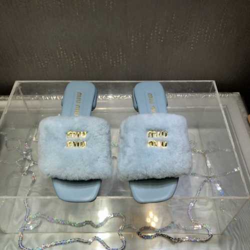 出 ～Miu Mi*2024早秋新品 金扣羊毛拖～上脚性感时尚！集低调时尚的一款毛拖，可盐可甜！随意搭配怎么穿都好看 鞋面：纯羊毛 内里 垫脚：羊皮 大底：意大