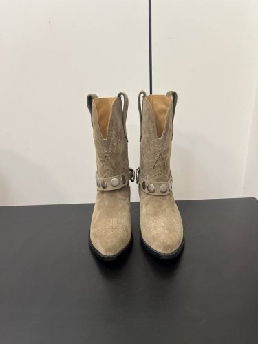 Ggdb ｜秋冬新品西部靴 Cowboy Boots牛仔靴 设计感满分 是尖头坡跟、筒高通常在小腿一半位置的皮靴 本季秋冬流行起复古西部风潮 进口小牛皮电秀星星