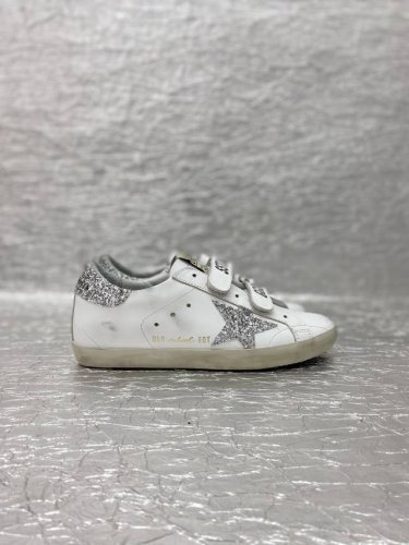 golden Goose /顶级版魔术贴小脏鞋 购买专柜最新原版拆解，1:1复刻打造 老工匠纯手工制作，独特磨破做旧风格，就连鞋底也是不羁的脏，明星红人博主私搭