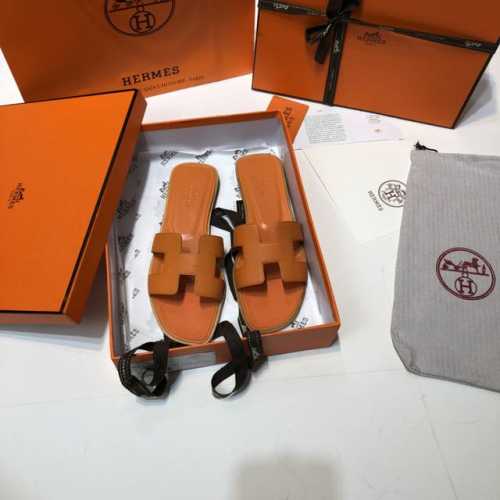 顶级品质 上新hermes 2024爱马仕手掌纹系列。 超级有档次的一款贵妇拖鞋，绝对人手一对。 100%购入正品1：1定制，楦型、原模具、皮料，都专为这款而定