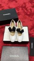 厂价 Chane*｜小香24P新品走秀 蝴蝶结水钻玛丽珍鞋 本年度最美玛丽珍鞋 无法抗拒的高级与优雅 无论是搭配牛仔裤百褶裙 还是穿去较正式场合都可以的。 配袜