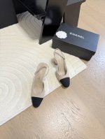 Chanel 经典slingback后空凉鞋前几年一直在做这个款今年我们还是重新购版，再次精细copy。发现新版面的鞋面线条和形体舒适度都做了微调！ 这个品牌方