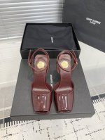 SaintLaurentYsl鱼嘴坡跟凉鞋！性感绝美收藏级别、精致的弧度，将女士脚踝处修饰更加纤细！满满高级感！穿上就是成熟御姐风，绝美！鞋面：牛漆皮、真丝内里