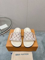 顶级品质Loui* Vuitte** 24春夏新品魔术贴拖鞋这个特别版的泳池圈平底舒适拖鞋属于季节性的damierlicious系列，该系列以甜美的柔和色调重温