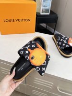 lv驴牌l家 2024爆款 浮雕logo 压花 凉拖鞋 本款 ol llow comfort 平底凉拖取材科技织物，以高频压印技术重绎 monogram 图案。