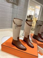 工厂价: 爱马仕 最经典的西部战靴 优雅风格，创造不一样的感觉！ 它是你鞋柜里不可缺少的战靴！ 简约气质款式，市场最高版本 ◆ 材料：进口小牛皮 ◆ ◆ 内里、