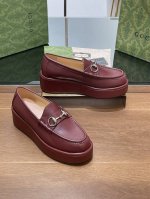 Gucci 古奇2024秋冬新品厚底水台马鞍扣 马衔扣坡跟乐福鞋 牛皮 原版套楦 高端品质 品牌经典元素为这款精致的马衔扣乐福鞋注入隽永格调。光面皮与浅金色调配