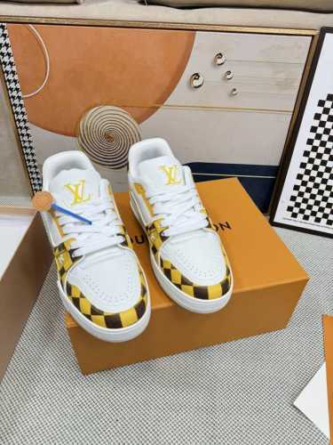 Lv-Trainer路易-威登 Pk市场一切版本 情侣款 走秀新款 篮球板鞋 代购品质 原版1：1开发复刻！！上脚非常舒适 做工精细 鞋面由意大利进口小牛皮拼接