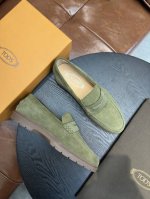 出厂价 TODS托德斯本款乐福鞋以绒面小牛皮制成，水染牛里，特别的橡胶豆豆外底设有雅致的特殊工艺编织嵌边，鞋面点缀精巧横条装饰和Tod's字母，皮革内底，可拆卸