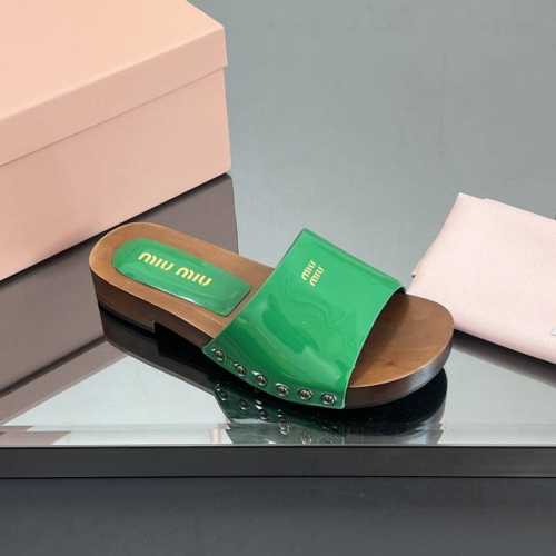 厂价 袜子套颜色随机送一对Miu Miu 缪缪25Ss早春新品走秀糖果色实木厚底拖鞋这一季的秀场木底拖鞋真的超美高级感十足！上脚非常nice～配上美甲真是没到无