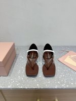 miu Miu 25Ss 春夏季走秀款 夹趾凉鞋 最新款 夹趾徽标 全胎牛漆皮 材质 ，上脚软软绵绵的 ， 亲肤柔软舒适 ，华美工艺营造精致的立体纹理质感，重释