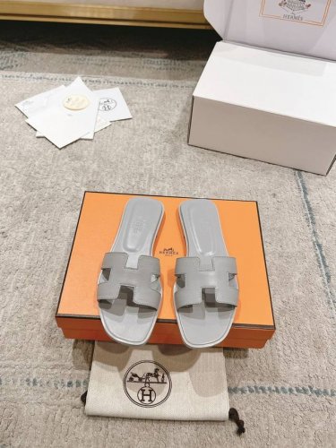 Hms 顶级版本 经典h拖鞋人手必备的基础款真正的手工鞋，精致纯手工打造，夏天的百搭神器！ %购入正品1：1定制，楦型、原模具、皮料，都专为这款而定制的。Ps: