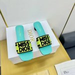 出厂价 2024 Dior迪奥夏季刺绣凉拖 Dway带跟凉拖是一款经典单品，自然色酒椰草和黑色棉质鞋面饰以 Christian Dior Paris 标志刺绣，