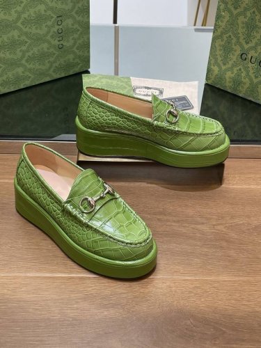 Gucci 古奇2024秋冬新品厚底水台马鞍扣 马衔扣坡跟乐福鞋 鳄鱼纹 原版套楦 高端品质 品牌经典元素为这款精致的马衔扣乐福鞋注入隽永格调。光面皮与浅金色调