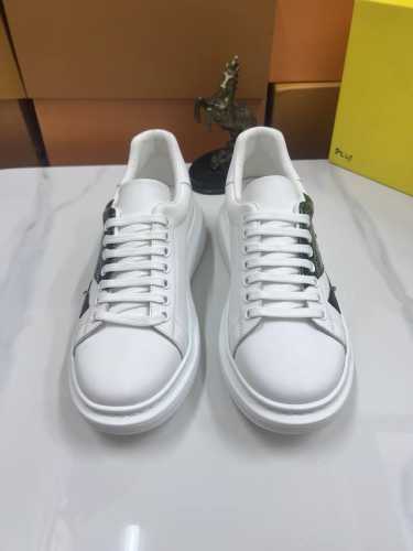 出厂价： Alexander Mcqueen 麦昆经典明星爆款百搭小白鞋，原版大底！新色不断更新面料：定制原版进口意大利丝绸牛皮内里：进口羊皮内里 垫脚大底：原