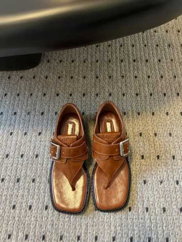 顶级品质 Miu Mi*25ss 春夏季走秀款 罗马凉鞋 最新款 女士夏季拖鞋 ，全胎牛皮材质 ，上脚软软绵绵的 ，亲肤柔软舒适 ，华美工艺营造精致的立体纹理质