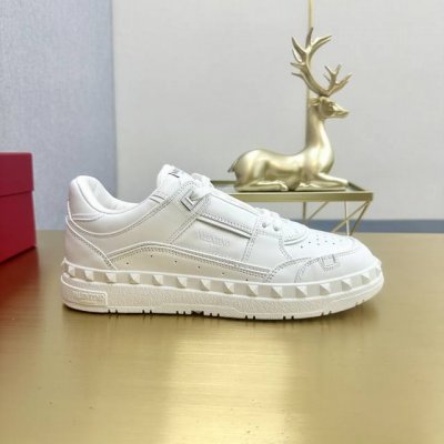 出厂价 Valentino华伦最新配色爆款，购入原版1:1复刻 官网同步 最新时尚潮鞋。 套楦工艺 。与原版工艺完全一致，用原版材料作为样版开发，呈现高端大气上