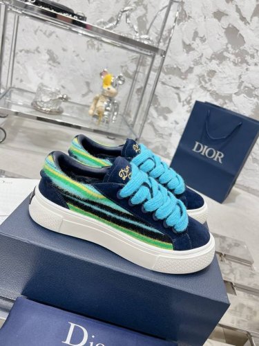橙子出厂价 Dior 迪奥 B33运动鞋 低帮休闲板鞋 滑板鞋 情侣款 这款是2024Ss秋季新品，全新演绎经典的网球鞋，时尚廓形突显厚重质感。采用白色光滑牛皮