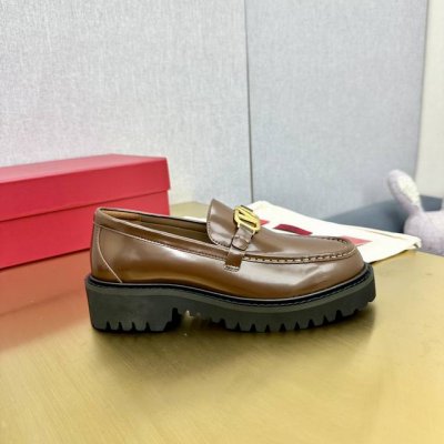 出厂价 2024 Valentino 华伦天奴早春时尚爆款一脚蹬乐福鞋火爆上新 气质百搭款 上脚立马slay全场 超简约设计越穿越耐看！时尚 利落的感觉淋漓尽致