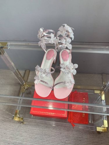 矮跟 高跟 Ren* Caovill*重工蛇形花朵缠绕高跟凉鞋 环绕在双足完美延伸腿部线条 包裹同色调蕾丝 变幻精致浪漫风格 鞋面纯手工制作蕾丝花朵 内里垫脚羊