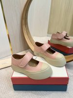 出厂价： 高品质 赵露思同款大头鞋升级版意大利最新版来咯！！！ Marni 大头鞋不可错过的一款经典好鞋 各大明星网红都爱穿的款， 可爱又时髦，上脚超显腿细，外