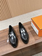 Hermes 爱马仕爆款厚底乐福鞋！毋庸置疑爱马仕是奢侈品中的翘楚，每个单品出来都是非常深入人心，没有复杂的装饰，简简单单就显得很高级了！ 今年爱马仕简直开挂，