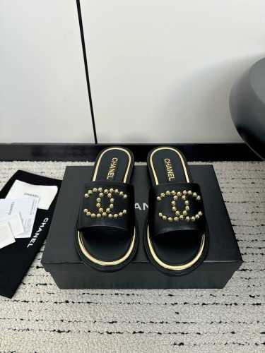 Chanel 小香 24Ss 春夏新品度假 羊皮 懒人拖 小香的一款全新设计 鞋面毛线纯手工编织搭配双c五金装饰 简约百搭上脚超级美的 怎么看都超美 鞋面：采用