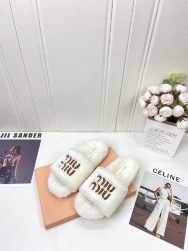 工厂 Miumiu经典秋冬字母毛毛拖鞋 这季节美鞋太多这款毛拖 真的是让我无法自拔真太可爱了～ 毛茸茸的羊毛是选用欧洲进口a级羊毛 我们做到与原版一致满鞋 全部