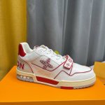 顶级版本 情侣款LV Trainer 运动鞋于路易威登 秋冬秀场焕现全新魅力。小牛皮融入缤纷细节，魔术贴鞋带和侧面的 Monogram 花卉刺绣点明设计主旨，L