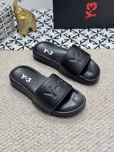 出厂价210【实价】Y3男士云感拖鞋，解构美学重塑经典廓形，搭载创新缓震中底与防滑纹理，兼顾居家松弛感与出街造型力，让每一步都踏在潮流与舒适的平衡点上。 siz