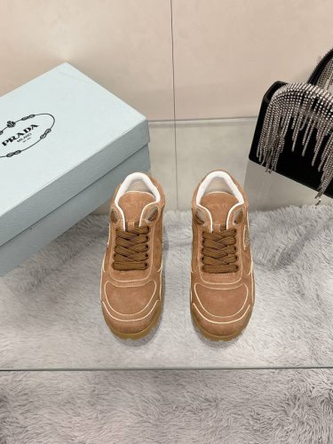 工厂价： 普拉达 Prada 2024新款“”情侣款” 上脚复古的运动平底鞋 prada麂皮运动鞋很复古的配色 复古时尚 复古擦色 三角扣搭配 高级气质 鞋面