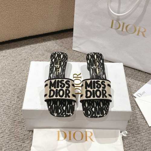 平底 中跟 代购级别 2024新款迪奥miss Dior 系列平底拖鞋，经典上乘美艳力作 Dior专柜最火春夏系列 兼备气质 时尚 经典耐看的设计风格 上脚效果