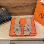 出厂： Hermes 爱马仕 夏季经典水钻H拖 平底拖鞋 旅游度假沙滩凉拖 码数：35-42