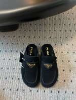 prad* 普拉达新款一脚蹬厚底勃肯包头半拖 这款牛筋底上脚非常舒适，今年非常爆，穿上（增高）休闲两不误，清爽的表现足以表达对鞋子的个个细节的把控！小个子的福音