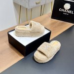 顶级版本 Chanel 香奈儿 专柜同步新款双c钻扣 厚底毛拖鞋 羊毛拖鞋 秋冬系列火爆上新，这一季毛拖香家小爆款！ 认准我家细节实力拍 专柜买版按正品1：1复