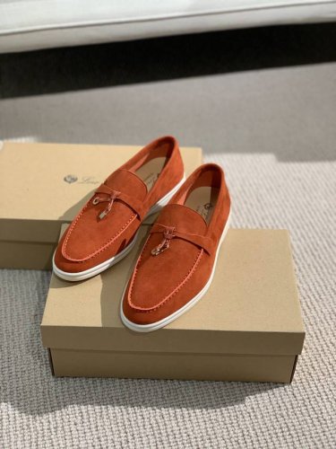 羊京高版本， 年升级流苏单鞋版。 意大利手工品牌 Loro Piana 诺悠翩雅主要专注 手工鞋 材料都是采用进口羊京超级舒适的乐福鞋 当下早就火爆全球 面料进